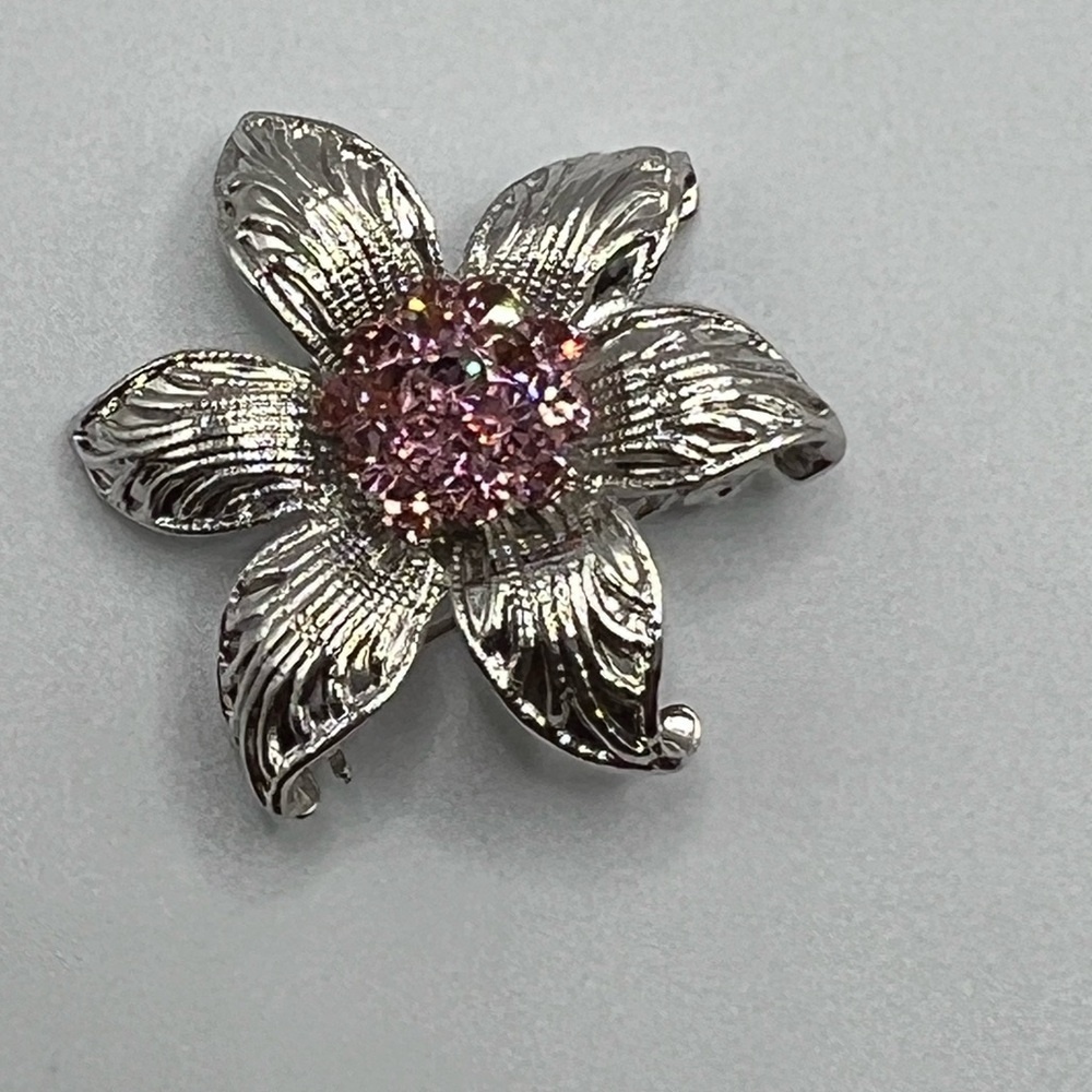 Excellent gently loved vintage Silver tone Flower with Pink rhinestone brooch.
